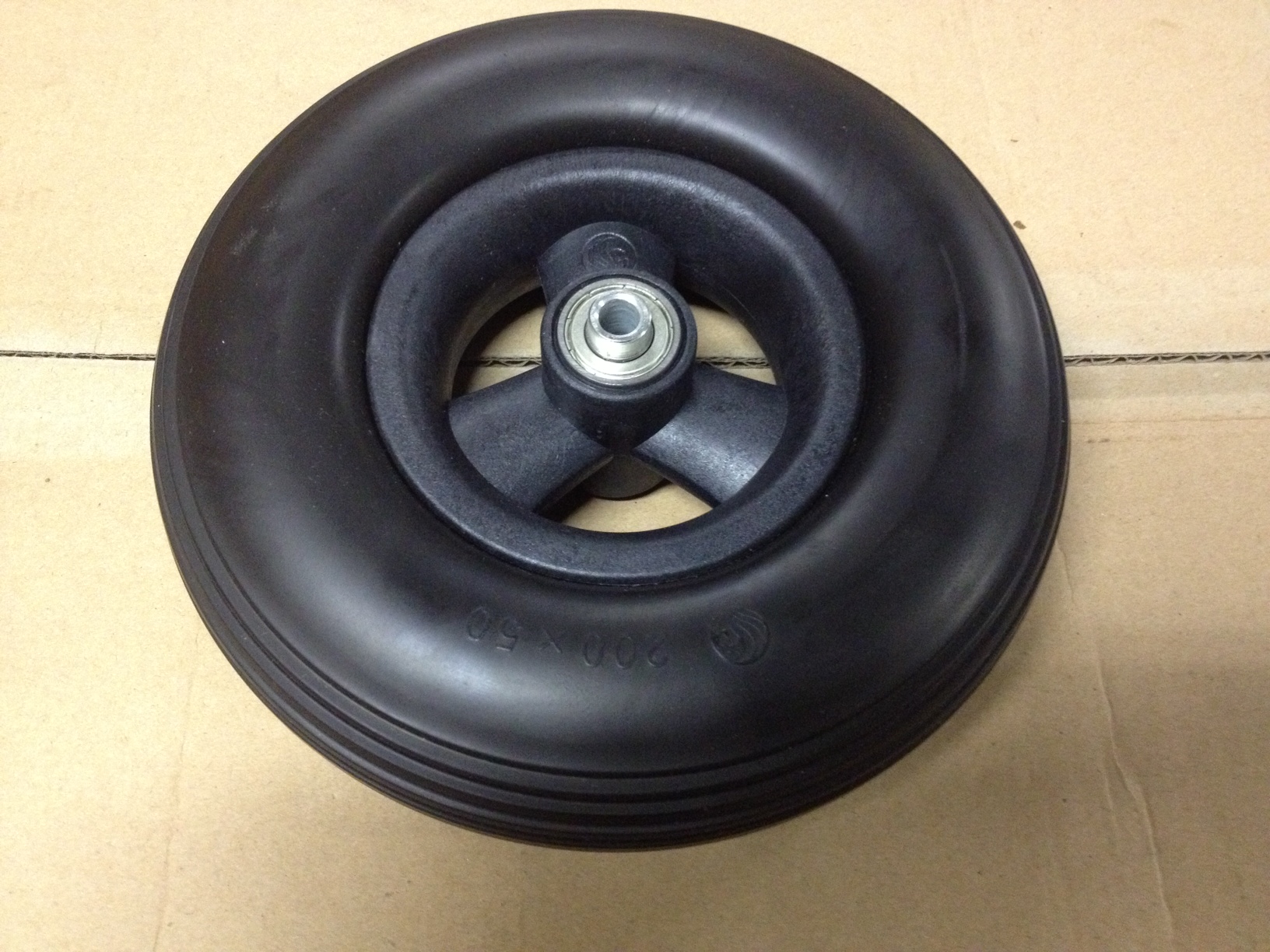 Wiel 200 x 50 (8") PU band zwart, naaflengte: 60mm - Afbeelding 2