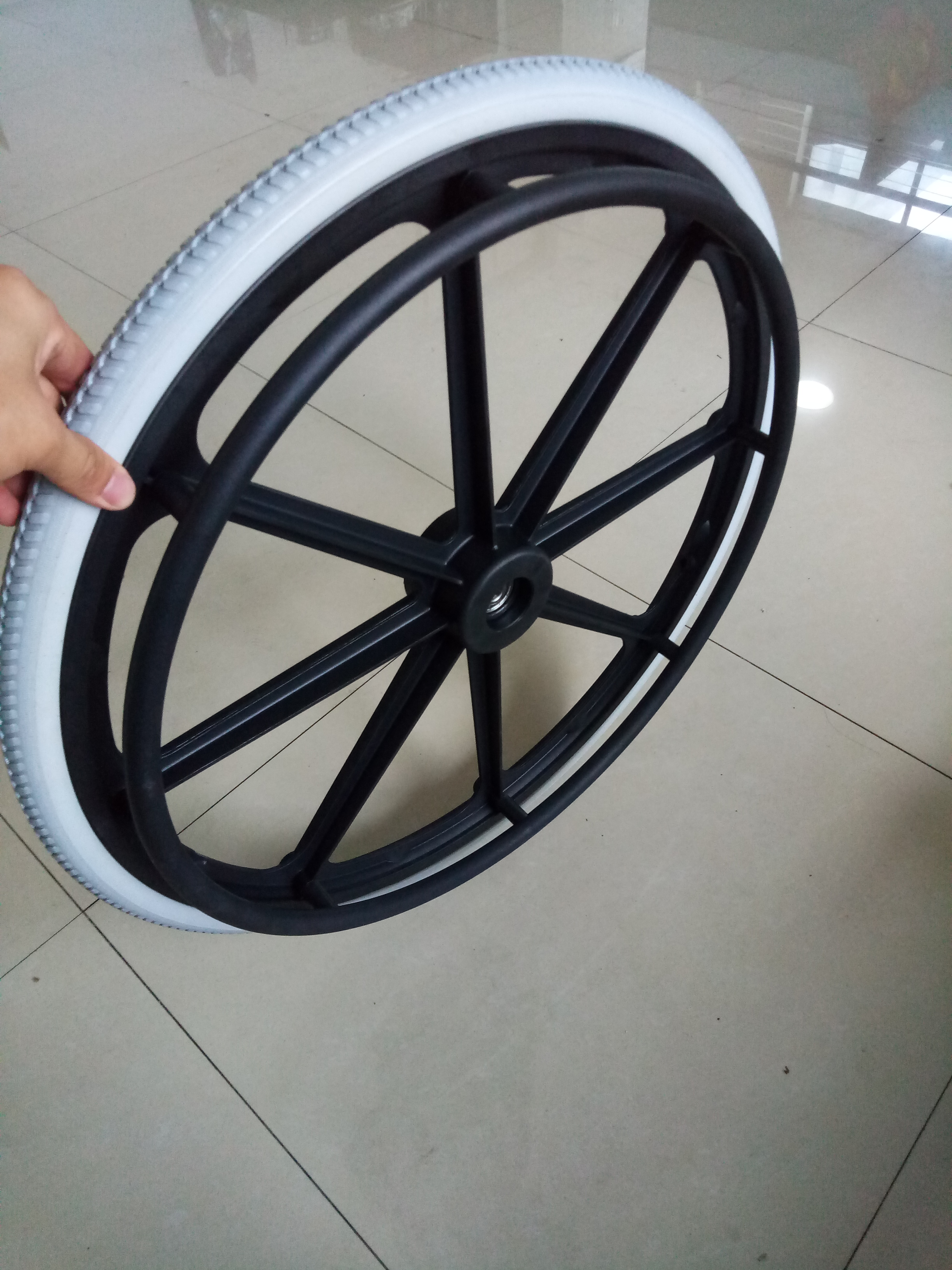 Wiel 24" zwarte kunststof velg met grijze PU band inclusief hoepel, RVS lager/schroefen/ringen/tussenbus - Afbeelding 2