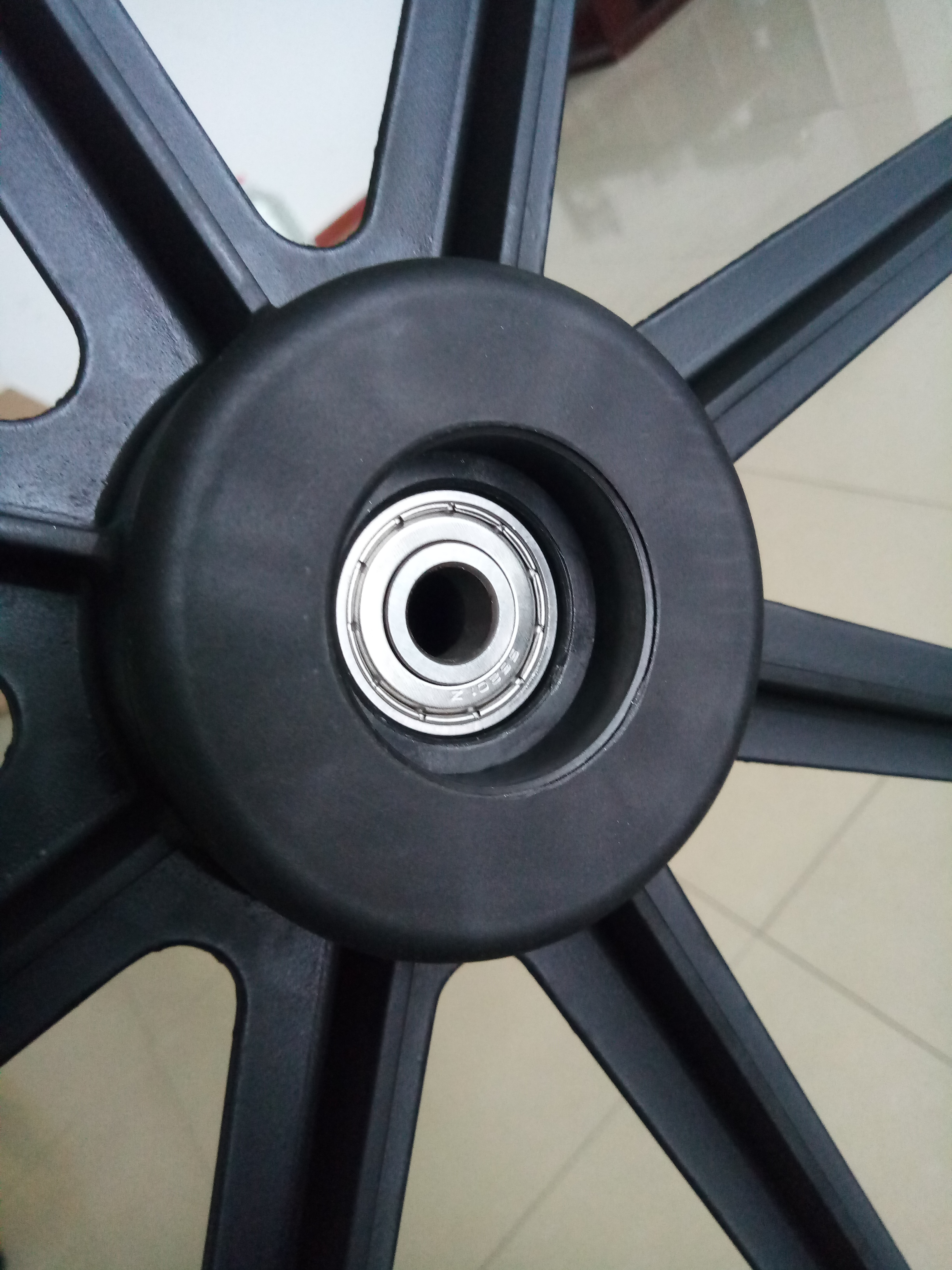 Wiel 24" zwarte kunststof velg met grijze PU band inclusief hoepel, RVS lager/schroefen/ringen/tussenbus - Afbeelding 4
