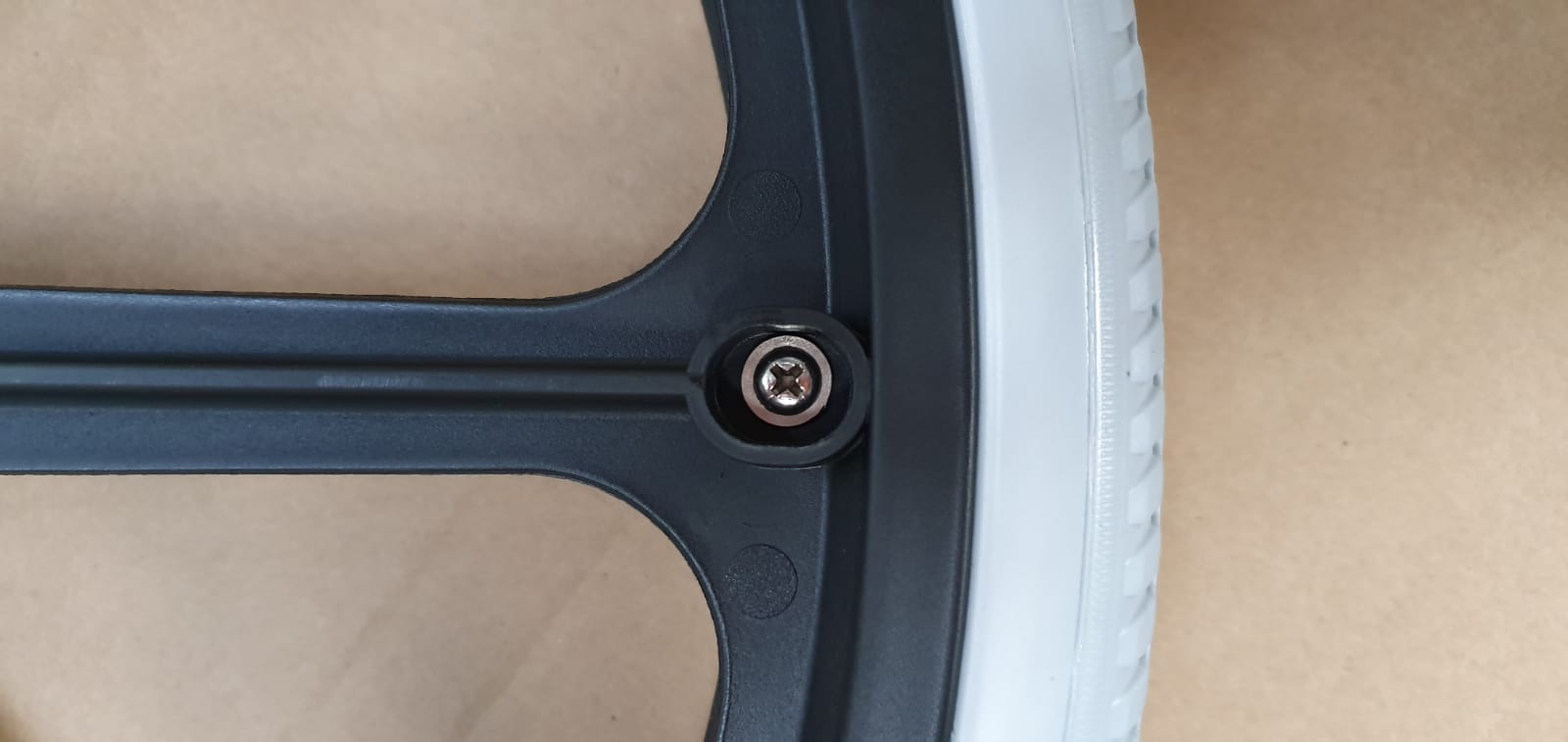 Wiel 24" zwarte kunststof velg met grijze PU band inclusief hoepel, RVS lager/schroefen/ringen/tussenbus - Afbeelding 10