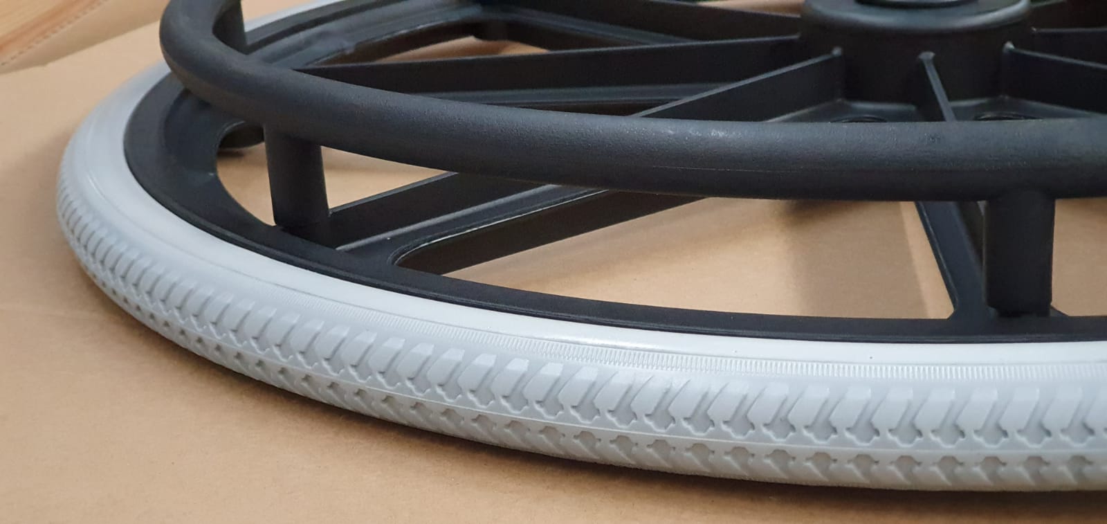 Wiel 24" zwarte kunststof velg met grijze PU band inclusief hoepel, RVS lager/schroefen/ringen/tussenbus - Afbeelding 12