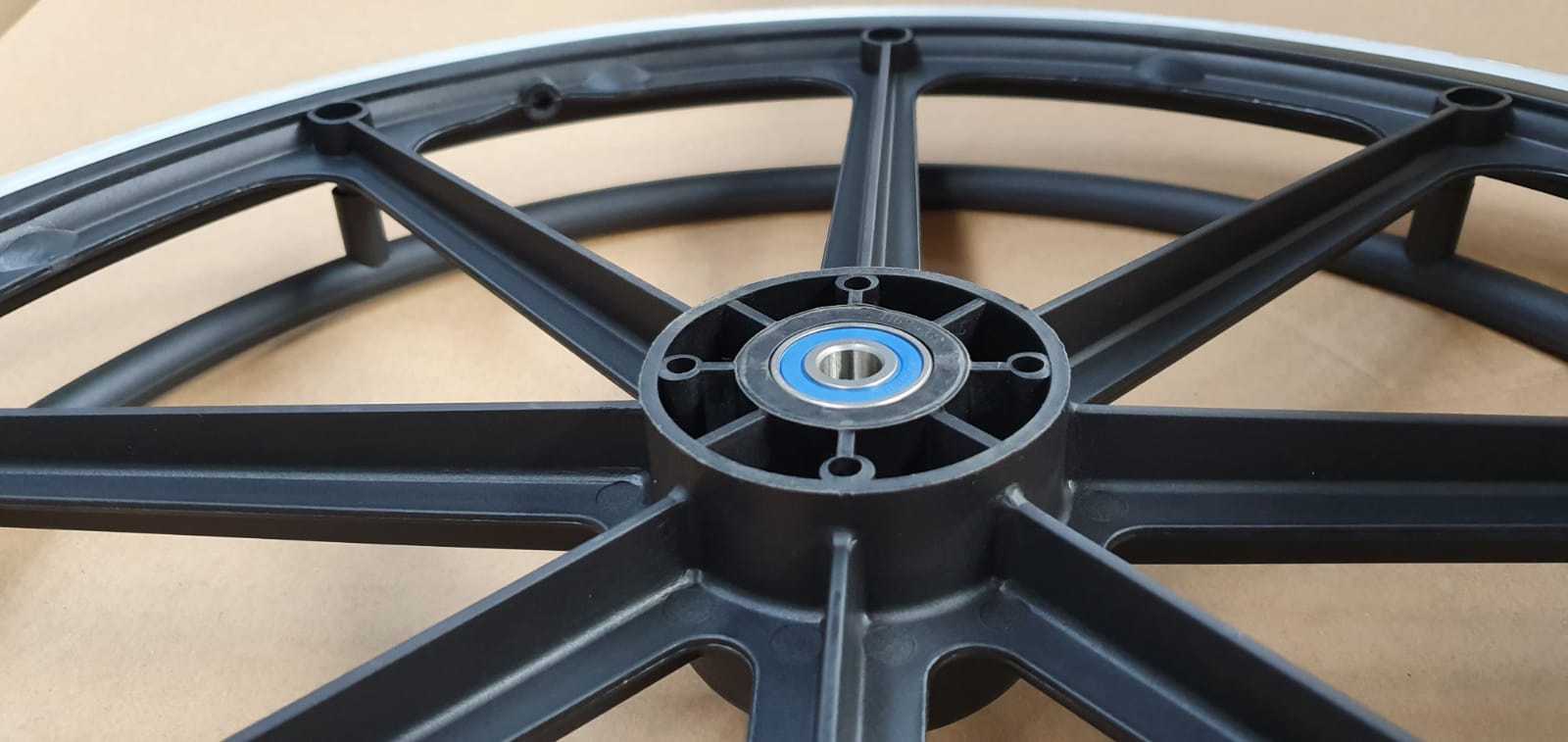 Wiel 24" zwarte kunststof velg met grijze PU band inclusief hoepel, RVS lager/schroefen/ringen/tussenbus - Afbeelding 14